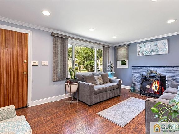 3rd image of 31 Delekas Ave