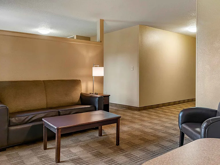 1 Bedroom Suite - 1 Queen Bed