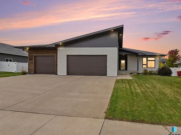 8204 E Roughlock St, Sioux Falls, SD 57110