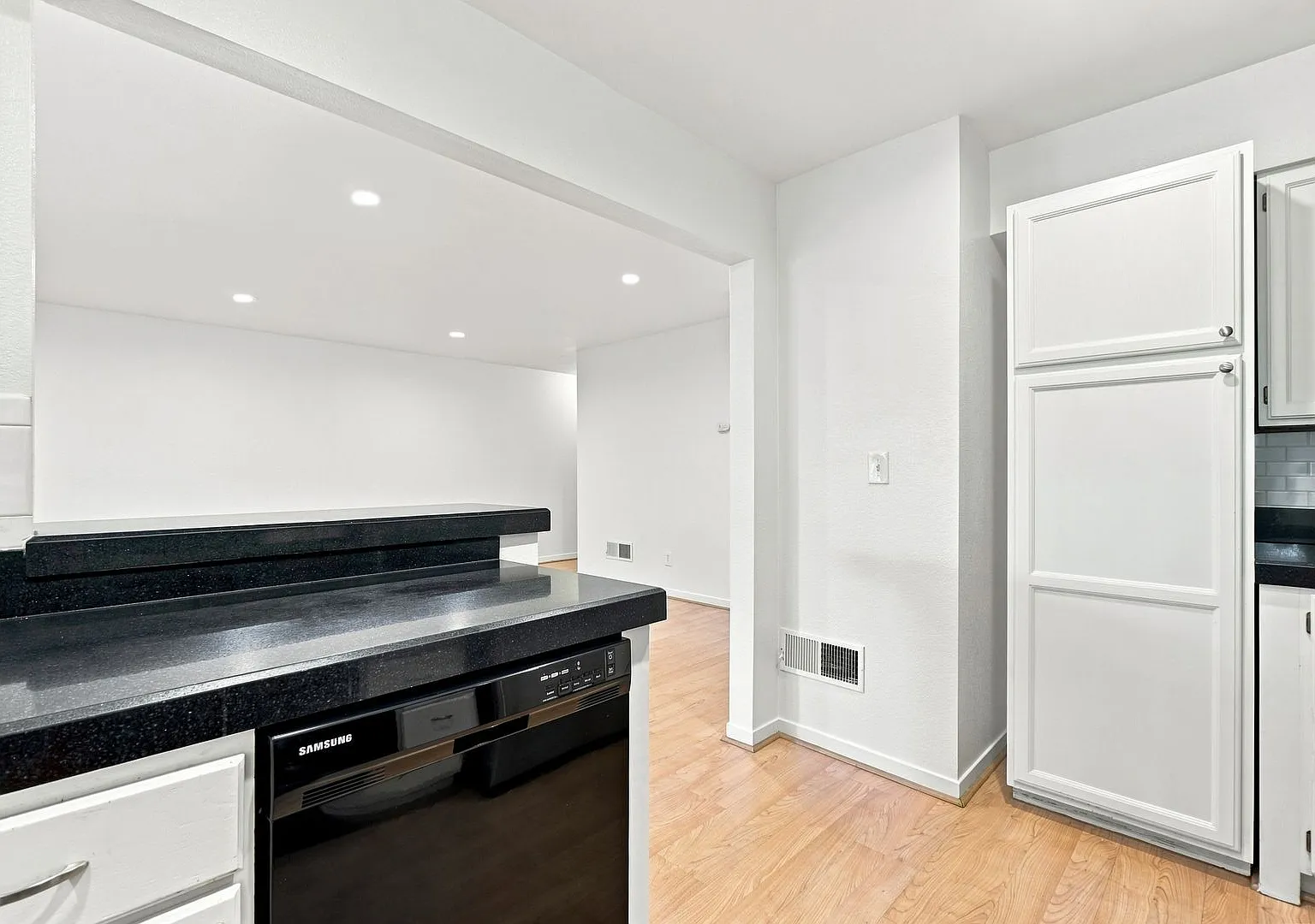 Beautiful Spacious 2-bedroom 2-Bath Townhome in Pleasant Hill! — Photo 3