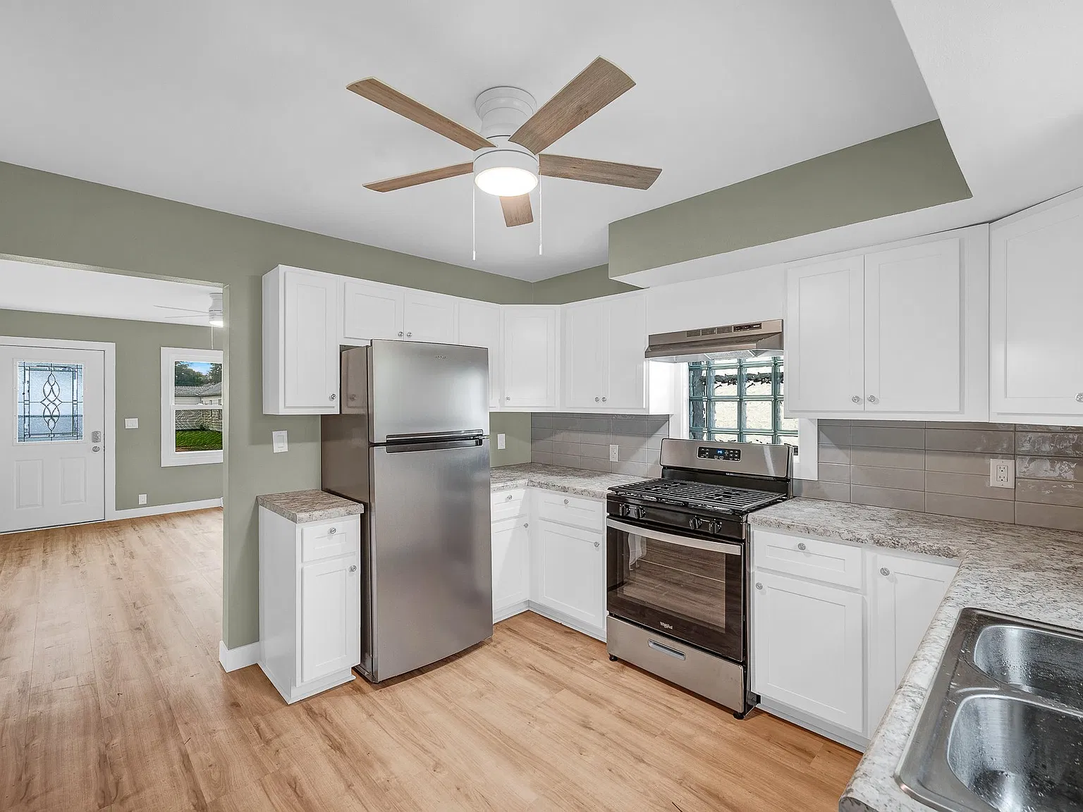 2 bed, 672 sqft, $1,400 — Photo 2
