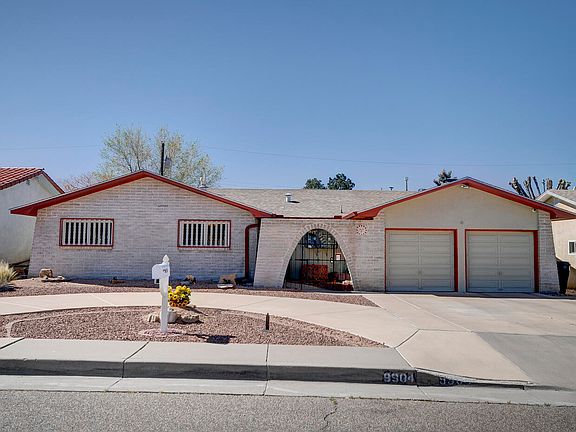 2nd image of 9904 Dorothy Pl NE
