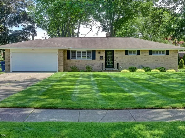 5265 Evergreen Dr, North Olmsted, OH 44070