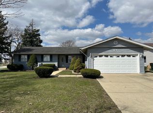 350 Dorchester Ln, Elk Grove Village, IL 60007