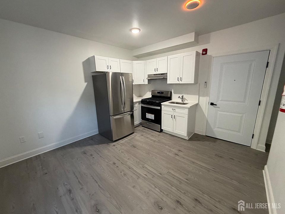 2nd image of 103 Bayard St Suite 14