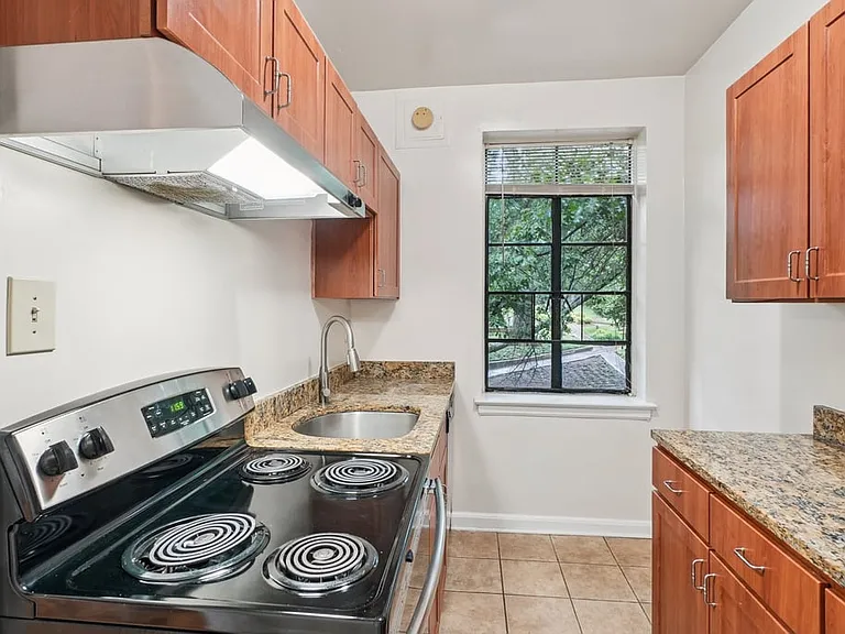 Cameron Court Apartments — Photo 63