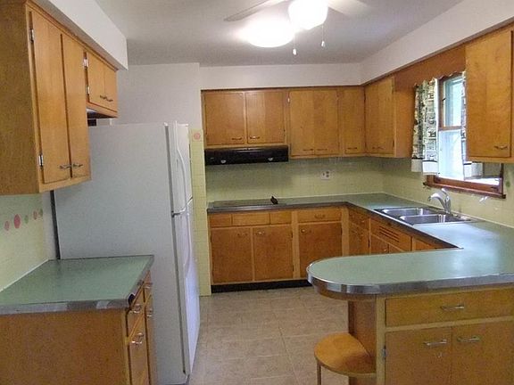 Kitchen with breakfast bar and appliances