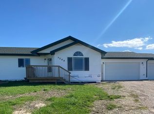 3200 Buckskin Dr NE, Minot, ND 58703