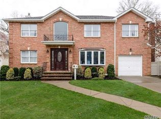 97 Nassau Dr, Albertson, NY 11507