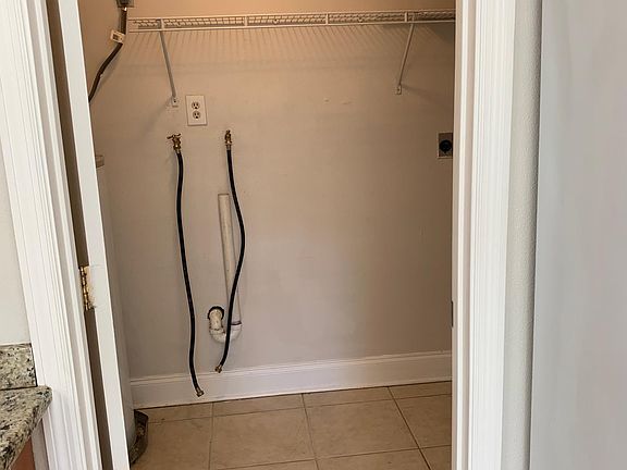3rd image of 2926 Ponce De Leon Dr