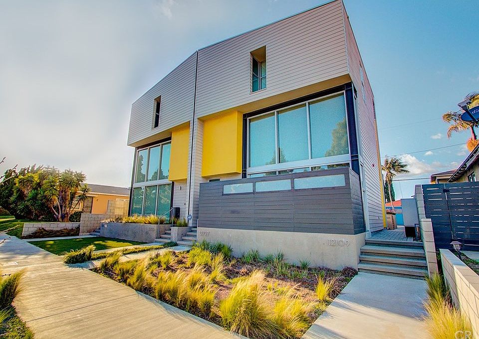 2nd image of 12111 Ocean Park Blvd