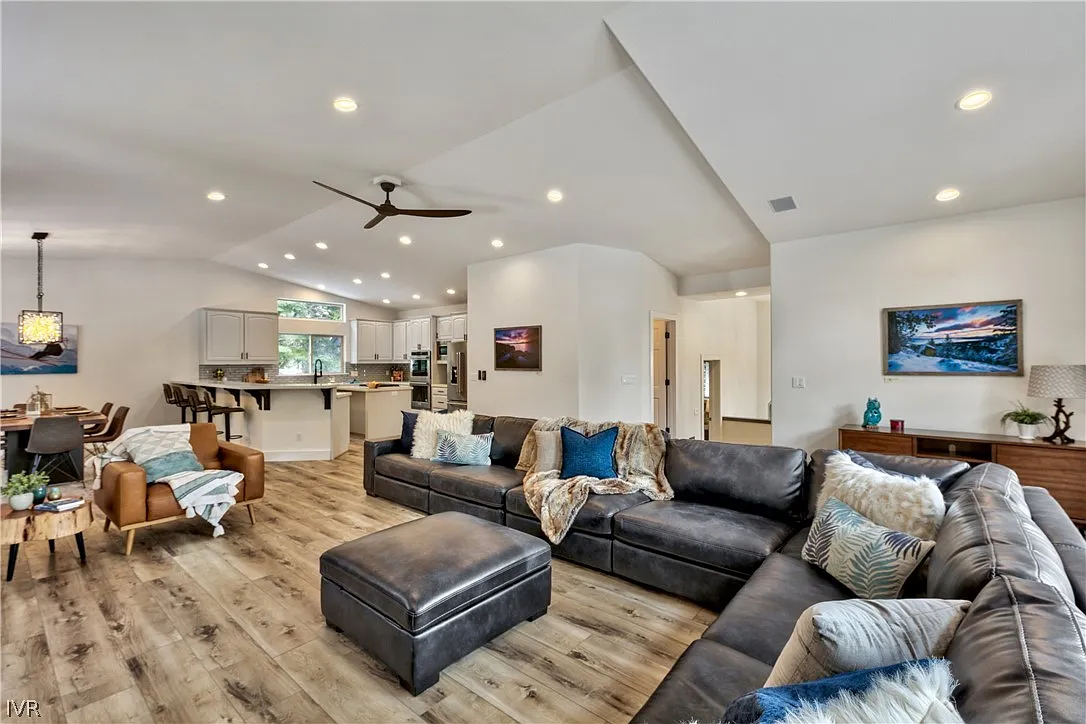 4 bed, 2.5 bath, 2984 sqft, $10,000 — Photo 4