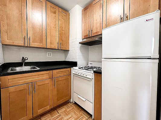 3rd image of 509 E 84th St #4R