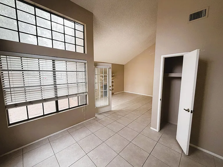 602 N May #21 — Photo 4