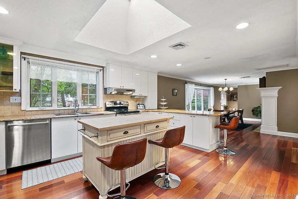 4 bed, 4.0 bath, 3588 sqft, $4,500 — Photo 4
