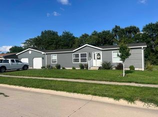 807 S Rhode Island Ave, Hastings, NE 68901