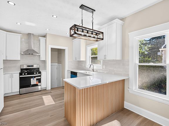 3rd image of 3607 W 139th St