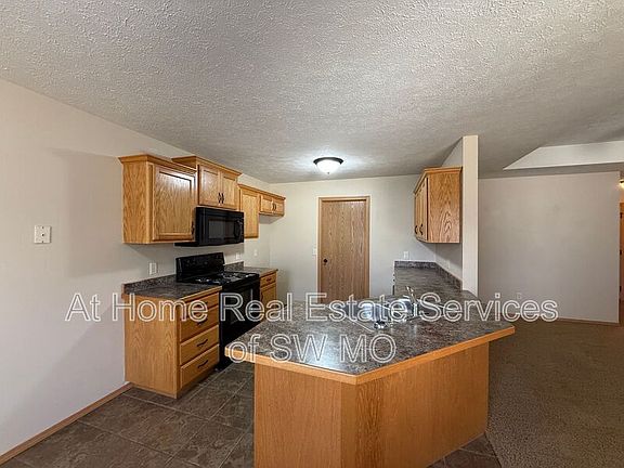 2nd image of 1044 N Oxford Dr