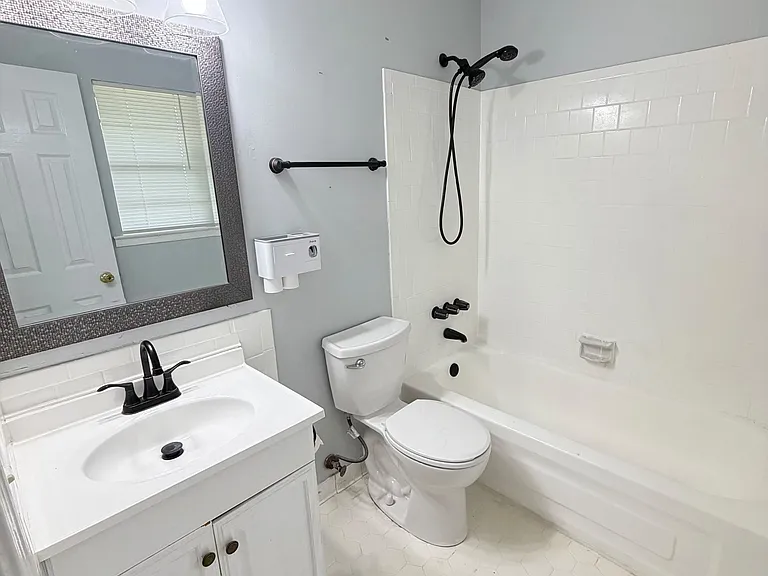 728 Amity Ln — Photo 12