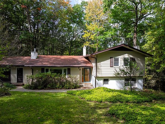 3rd image of 460 Beartown Rd