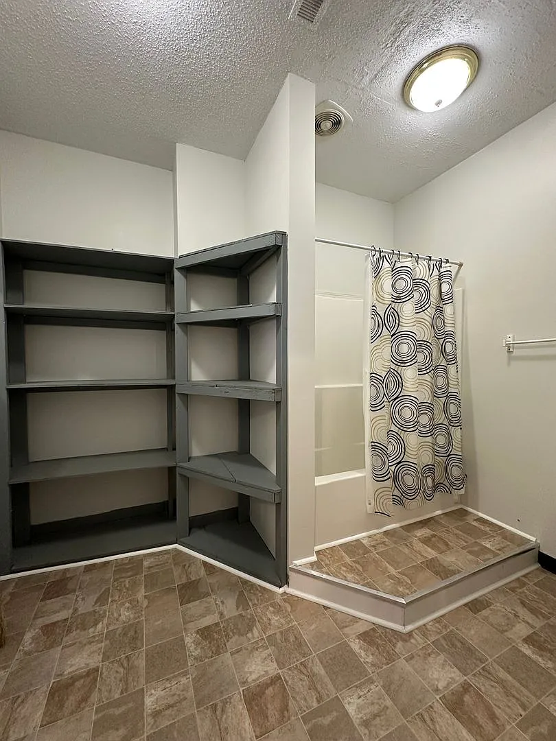 3 Bed 1 Bath Apartment Utilities Included — Photo 1