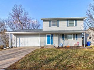 6044 Hillandale Rd, Davenport, IA 52806