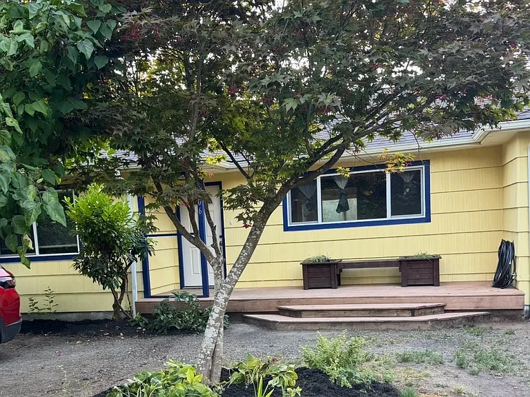 306 35th Ave NE — Photo 3
