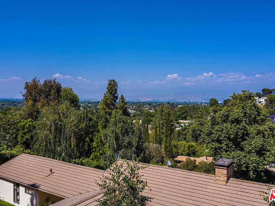 2nd image of 3915 Alomar Dr
