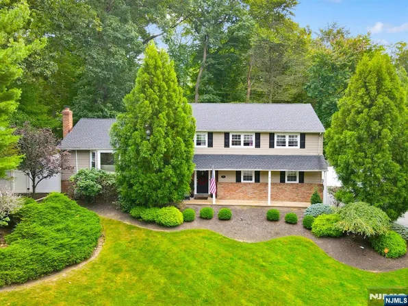 8 Lorraine Dr, Park Ridge, NJ 07656