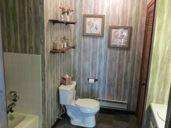 Main floor w/shower & tub