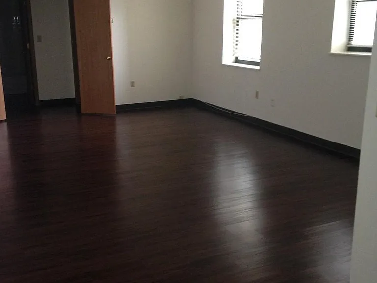 Drake Plaza Apartments — Photo 20