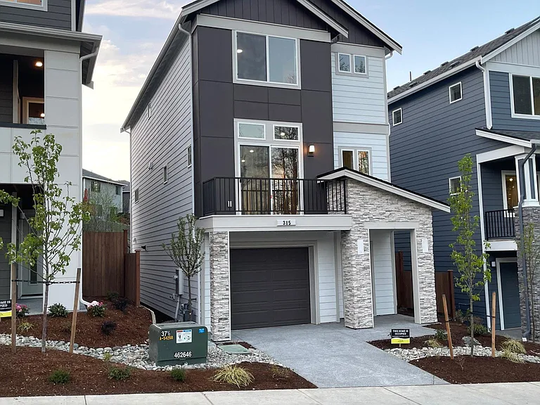315 207th St SE — Photo 2