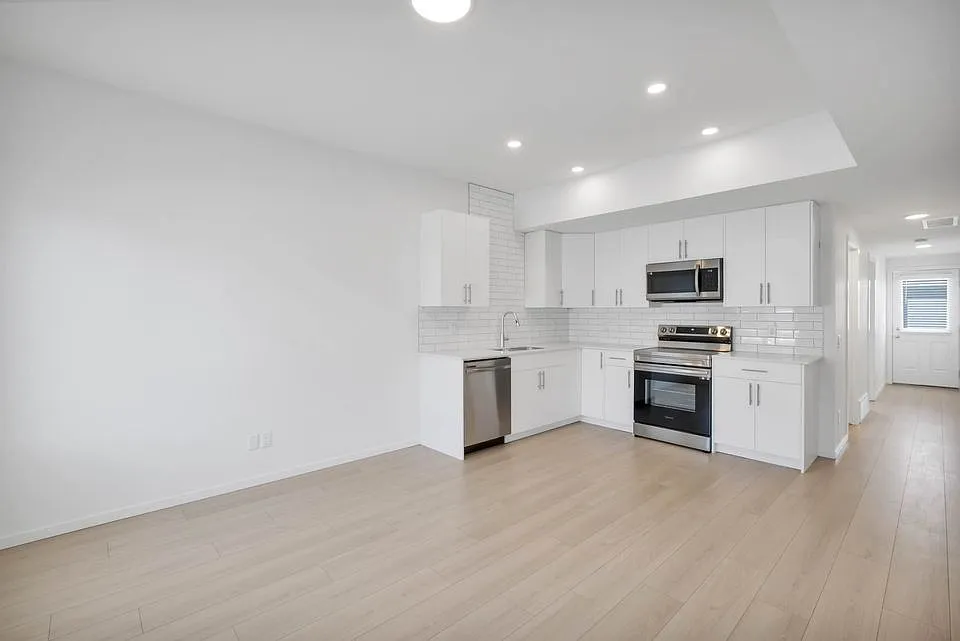 (PN495-2) Modern 1 Bedroom Basement Suite in Walker Lakes — Photo 3