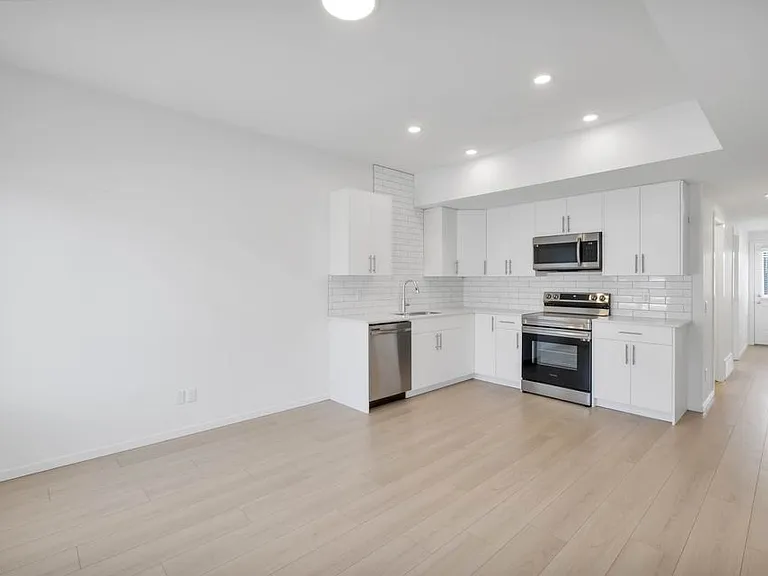 5241 21a Ave SW — Photo 3