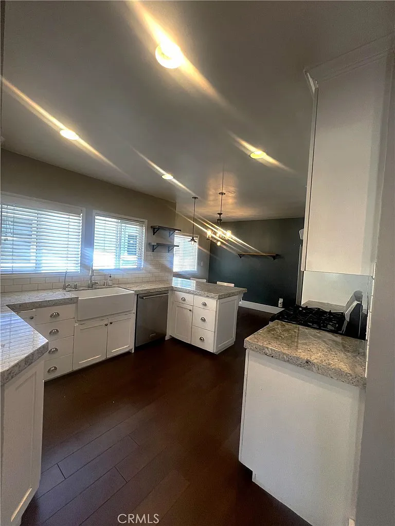 3 bed, 2378 sqft, $4,900 — Photo 2