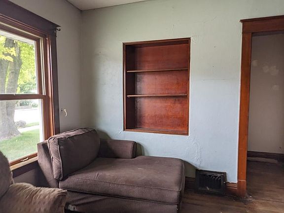 5th image of 102 Stillwell Ave