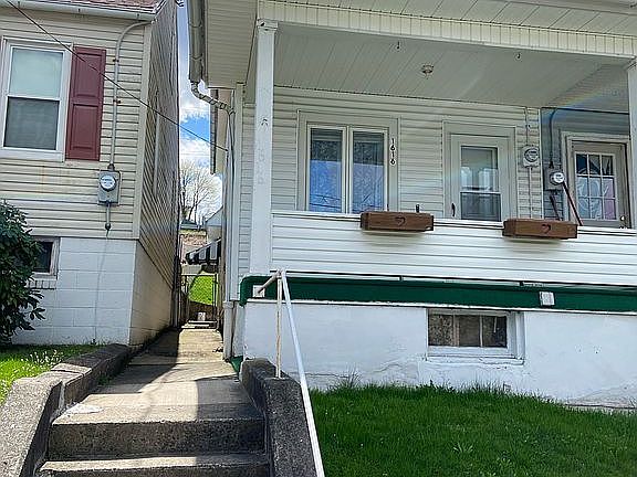 2nd image of 1616 W Holly St
