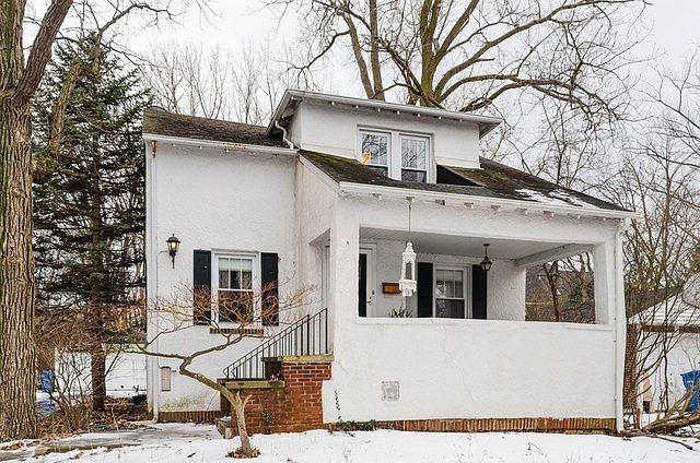 1st image of 946 Lilac Ln