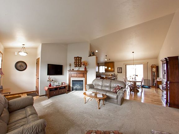 4th image of 213 Aspen Grove Ln
