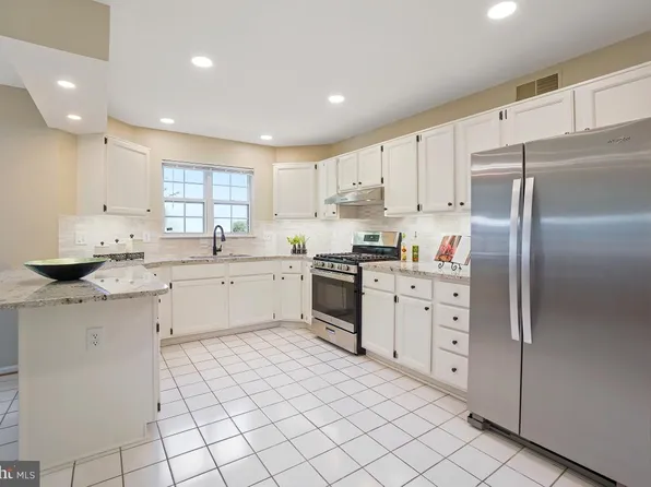 46395 Hampshire Station Dr, Sterling, VA 20165