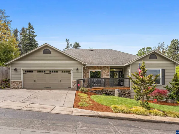 321 W Center St, Silverton, OR 97381