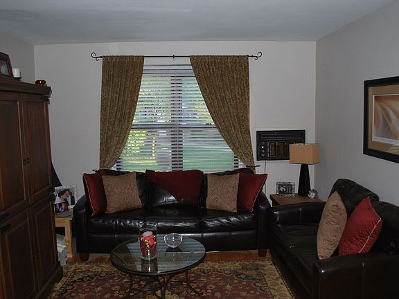 living room w/hdwood flr