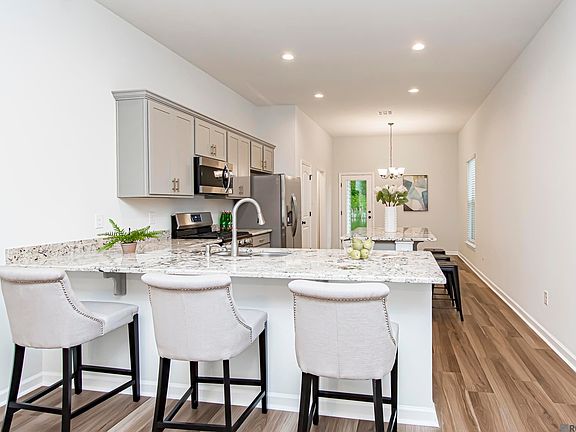 3rd image of 1130 Shadow Bluff Dr