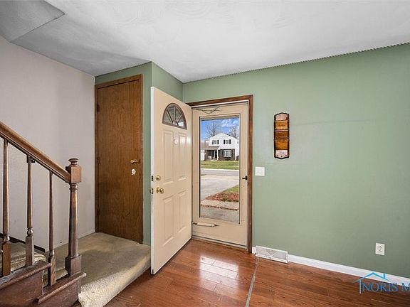 4th image of 273 Middlebury Ln