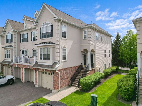 202 Blue Heron Dr, Secaucus, NJ 07094