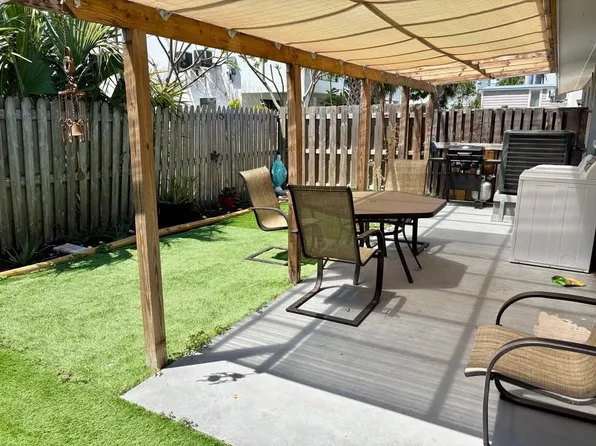 137 174th Terrace Dr E, Redington Shores, FL 33708