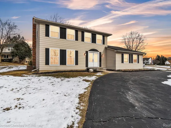 2554 Peterboro Ct, West Bloomfield, MI 48323