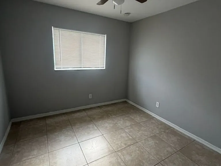 930 Ainsworth St W — Photo 4