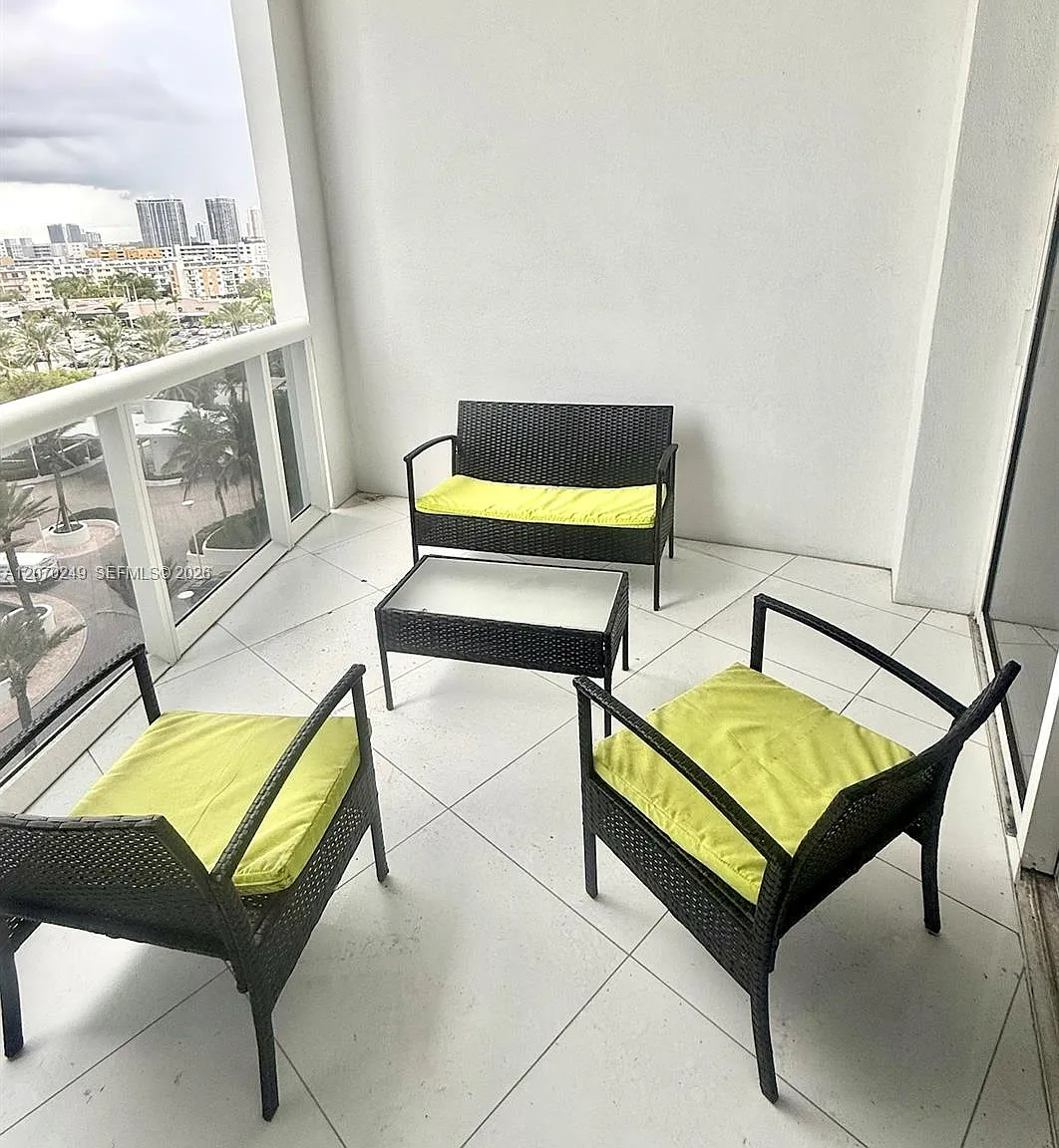 1 bed, 881 sqft, $4,300 — Photo 3