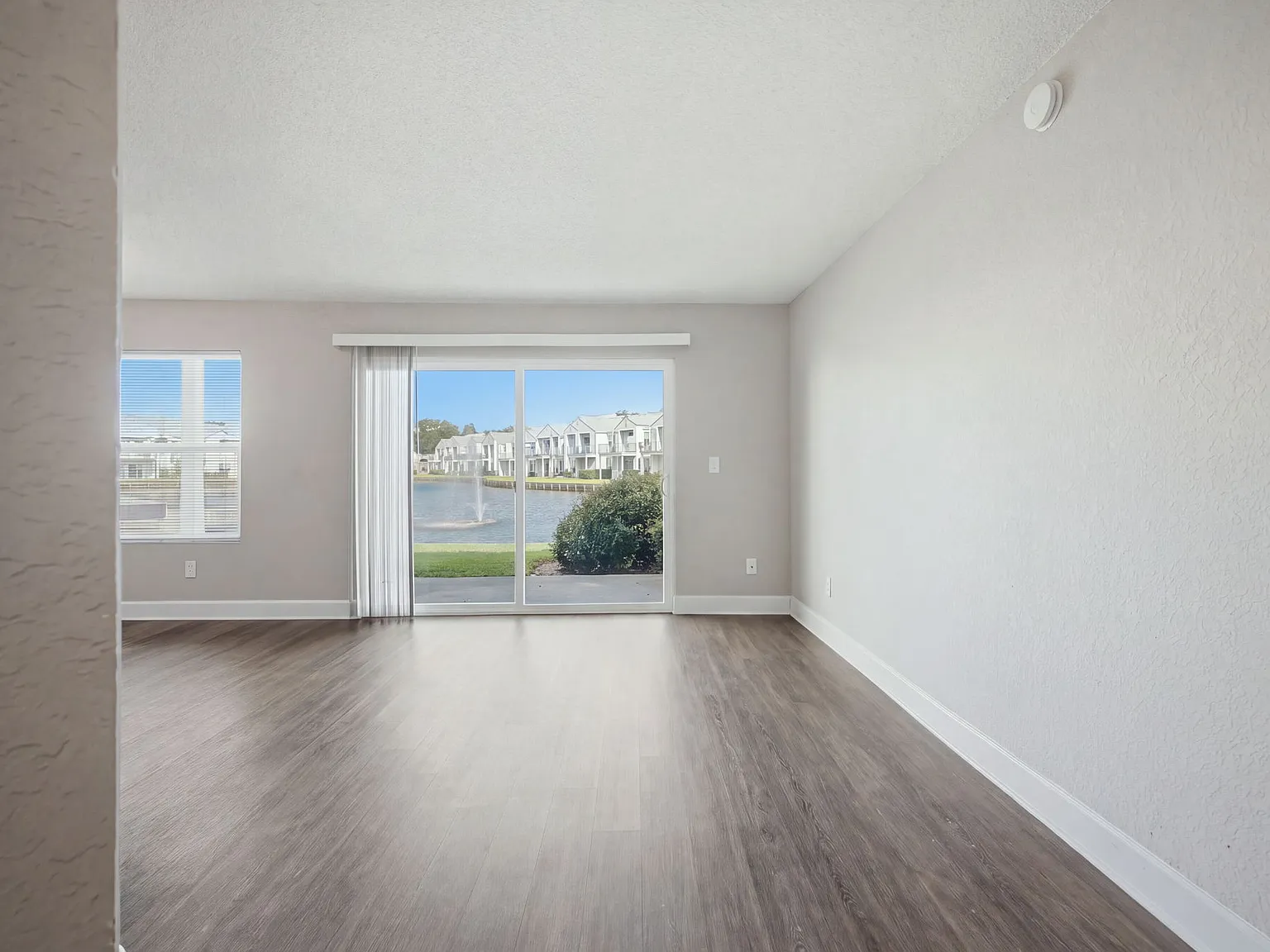 2 bed, 930 sqft, $1,600 — Photo 4
